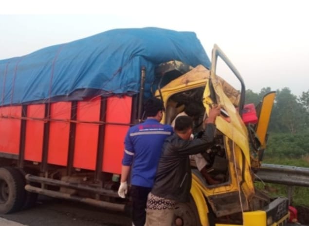 Bantu Truk Mogok,  2 Petugas Tol Tewas Terjepit