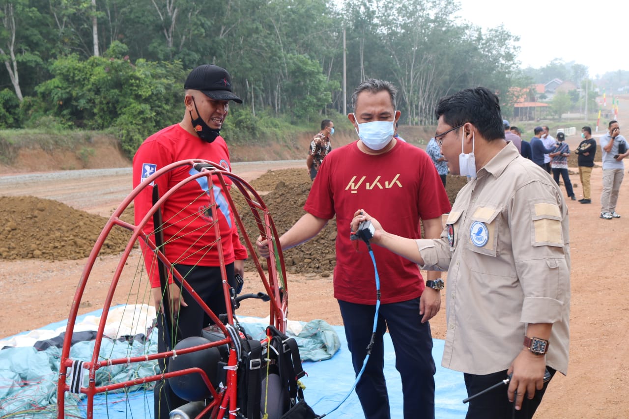 Promosikan Wisata Kampung Baduy Tubaba, Lanud Pangeran M. Bun Yamin Gelar Aksi Paramotor