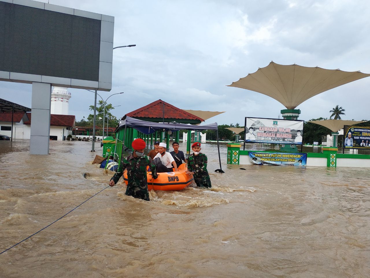 Grup I Kopassus Serang Evakuasi Korban Banjir di Banten Lama