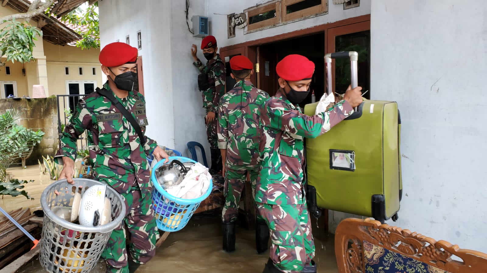 Air Mulai Surut, Grup I Kopassus Bantu Evakusi Perabotan Warga