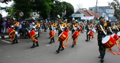 Kirab Drumband Yonif 320/BP Meriahkan Peringatan HUT TNI ke-77