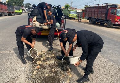 Danyon A Pelopor dan Anggotanya Tambal Jalan Berlubang