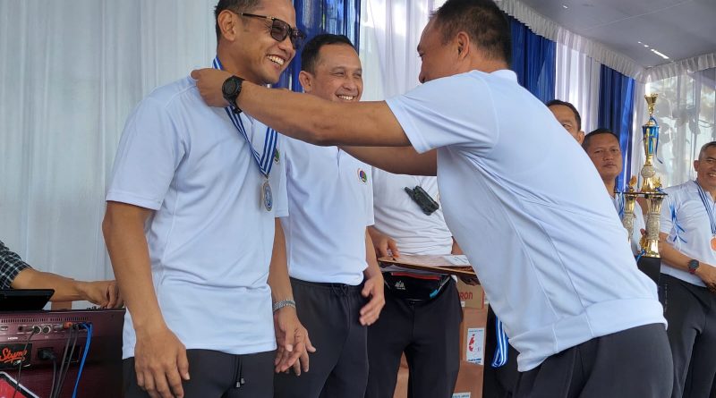 HUT Lantas Ke 68, Wadirlantas Polda Lampung  Juara 1 Bulu Tangkis  Ganda Putra Bersama Anggotanya