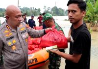 Terjang Arus Banjir, Kapolres Serang Berikan Bantuan Sembako Kepada Warga Korban Banjir