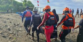 Tim gabungan menemukan korban laka laut dalam kondisi meninggal dunia di pesisir Pantai Cikakap, Cianjur