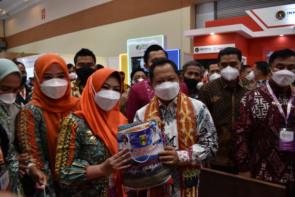 Menteri Dalam Negeri Kunjungi Stand Kabupaten Tanggamus Pada Ajang AOE 2021