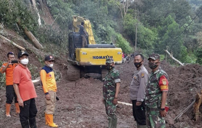 Anggota Kodim 0424/Tanggamus dan Masyarakat Bersihkan Material Longsor