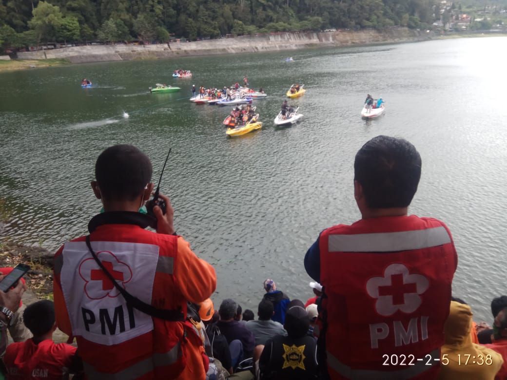 Asyil Berfoto, Speedboat Tabrakan dan Pengemudi Terjatuh di Telaga Sarangan