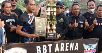 Ketua Umum LSM BMPP Serahkan Piala Turnamen BBT Kambing CUP 1 Ketua Umum LSM BMPP Serahkan Piala Turnamen BBT Kambing CUP 1