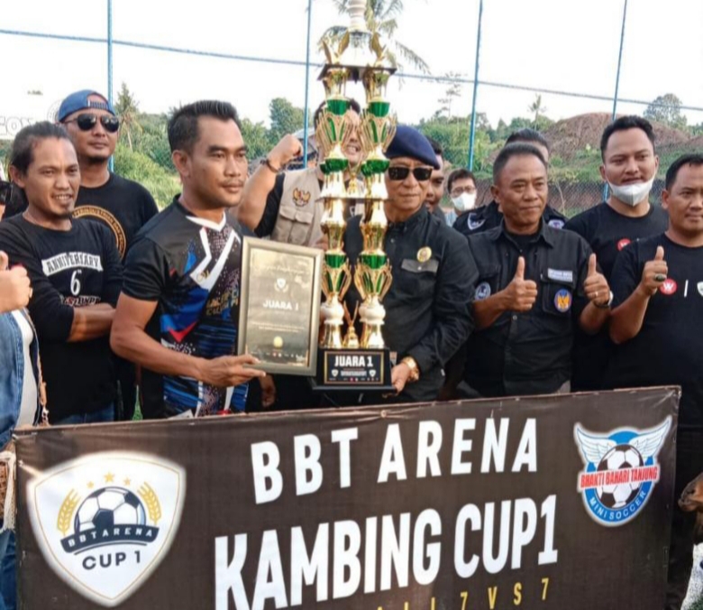 Ketua Umum LSM BMPP Serahkan Piala Turnamen BBT  Kambing CUP 1