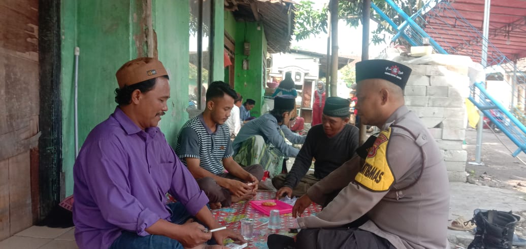Bhabinkamtibmas Polsek Cikande Melakukan Takziah Kepada Warga di Desa Binaannya