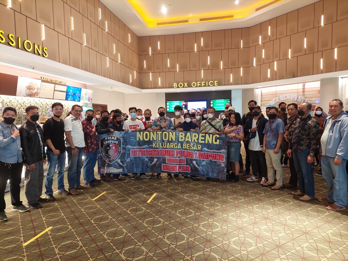 Ditreskrimum Polda Lampung dan Insan Pers Nobar Film Sayap-Sayap Patah
