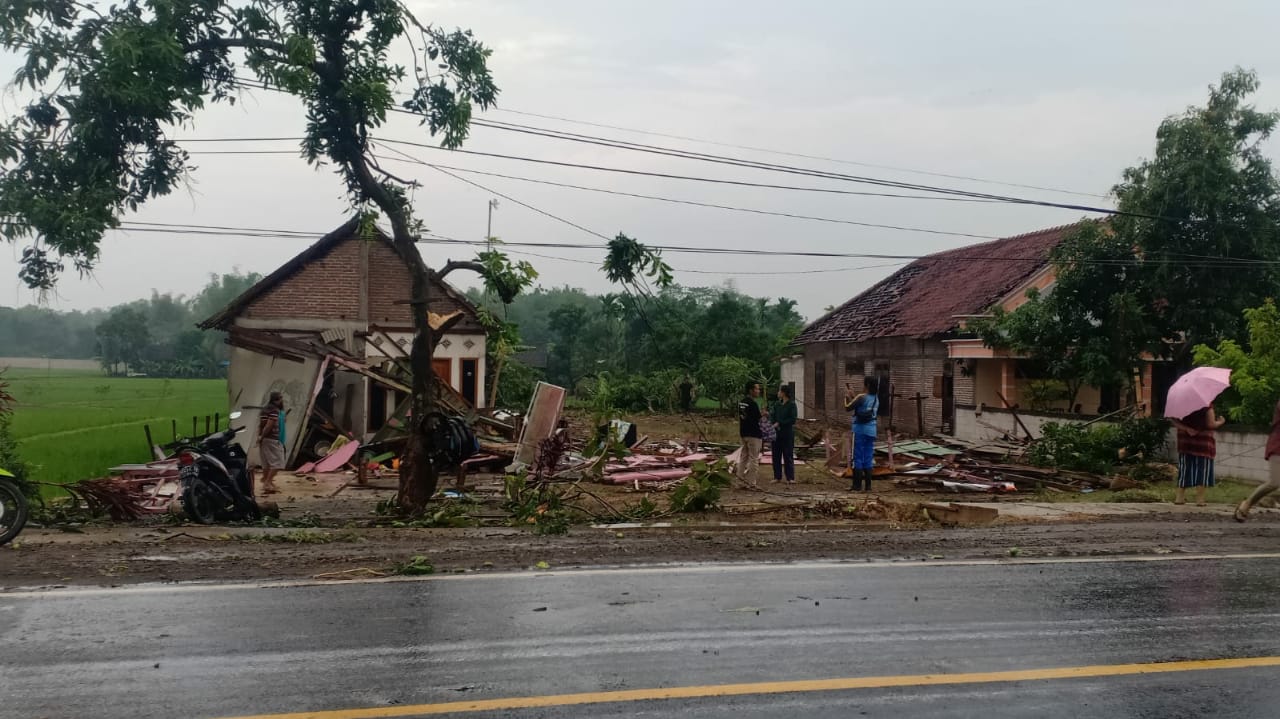 Puluhan Rumah di Madiun Hancur Diaduk aduk Puting Beliung