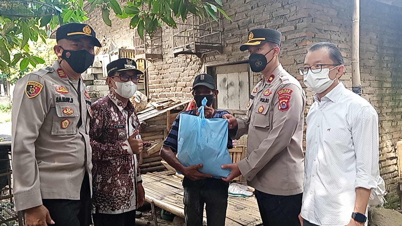 Bantu Ringankan Beban Masyarakat, Polres Serang Bagikan 200 Paket Sembako Secara Dor To Dor