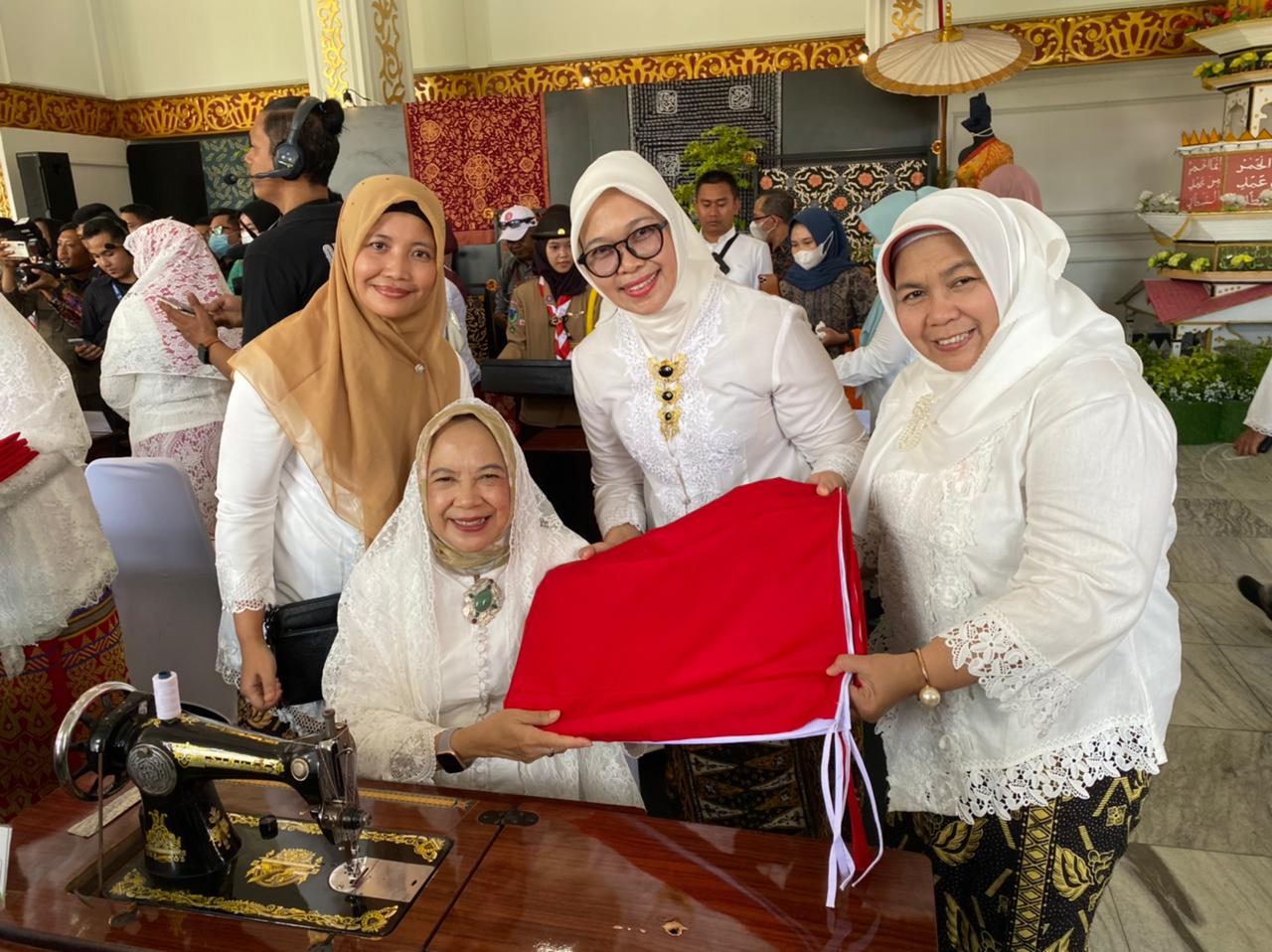 Peringati Hari Ibu, Istri Sekda Banten Jahit Bendera Merah Putih di Rumah Ibu Fatmawati