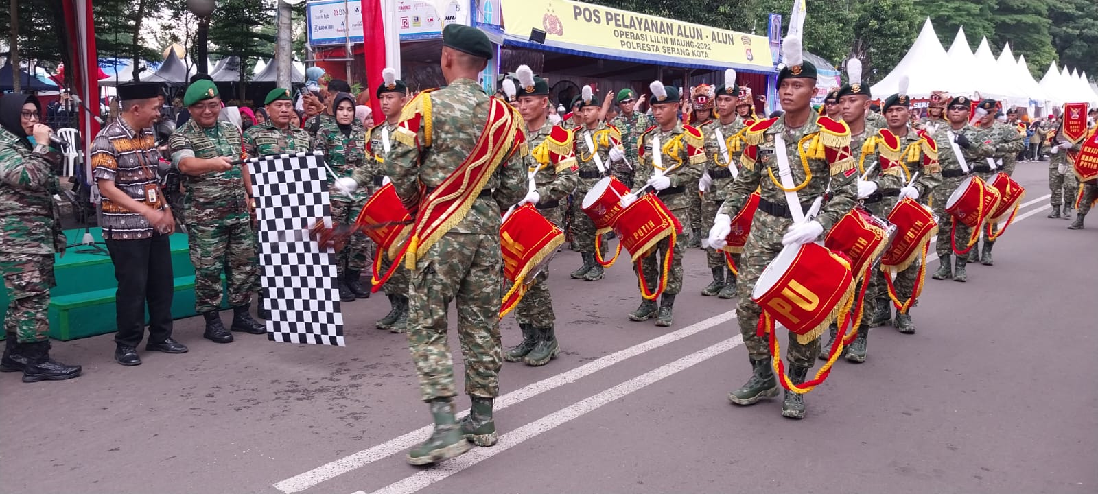 Kirab Drumband dan Alusista Korem 064/MY Pukau Ribuan Masyarakat Banten