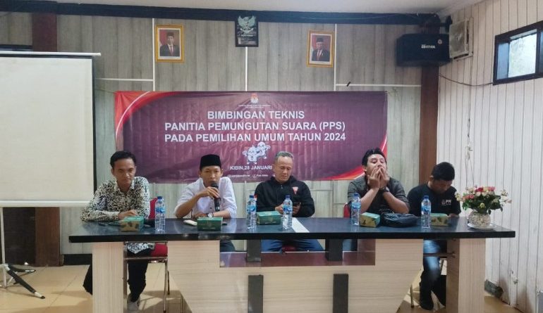 27 Anggota PPS Desa Se-Kecamatan Kibin Di Bimtek Oleh Komisoner PPK Kecamatan Kibin