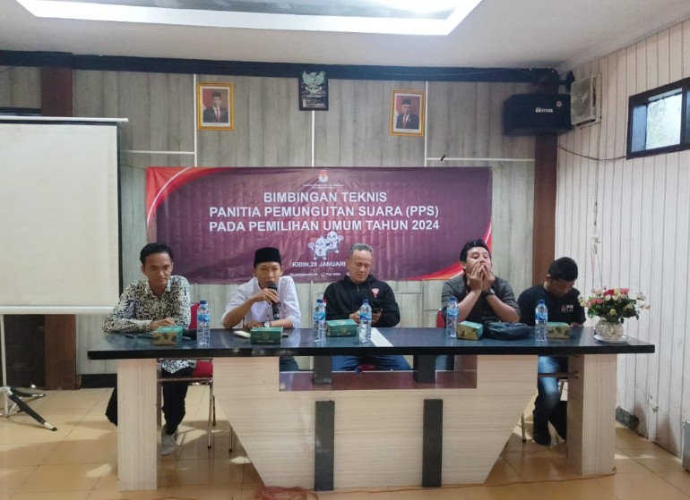 27 Anggota PPS Desa Se-Kecamatan Kibin Di Bimtek Oleh Komisoner PPK Kecamatan Kibin
