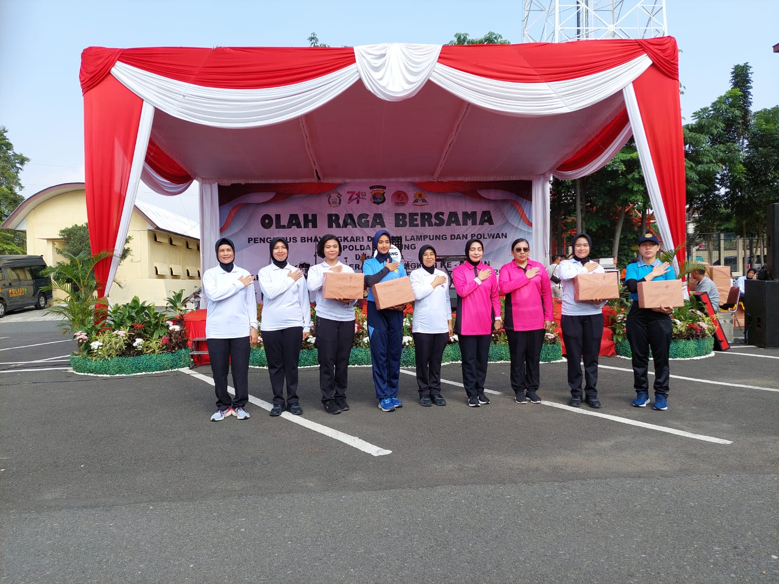Peringati Hari Jadi Polwan, Polda Lampung Senam Bersama Wanita TNI