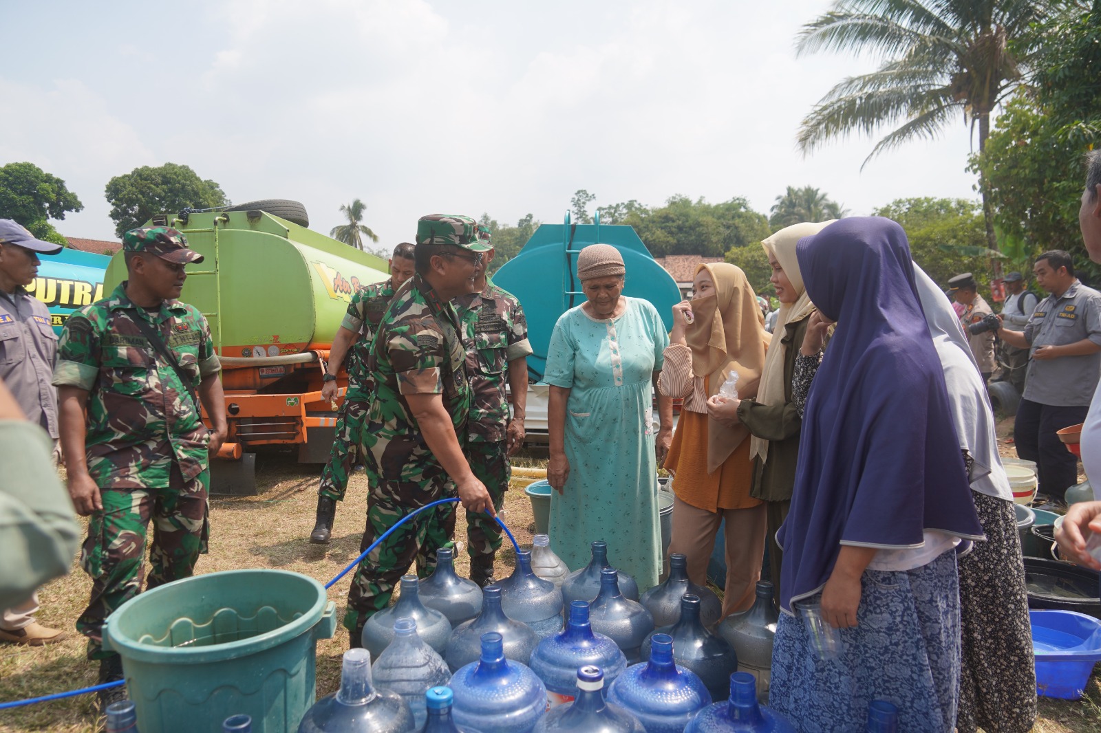 Peduli Dampak El Nino, Korem 064/MY Salurkan Bantuan Air Bersih