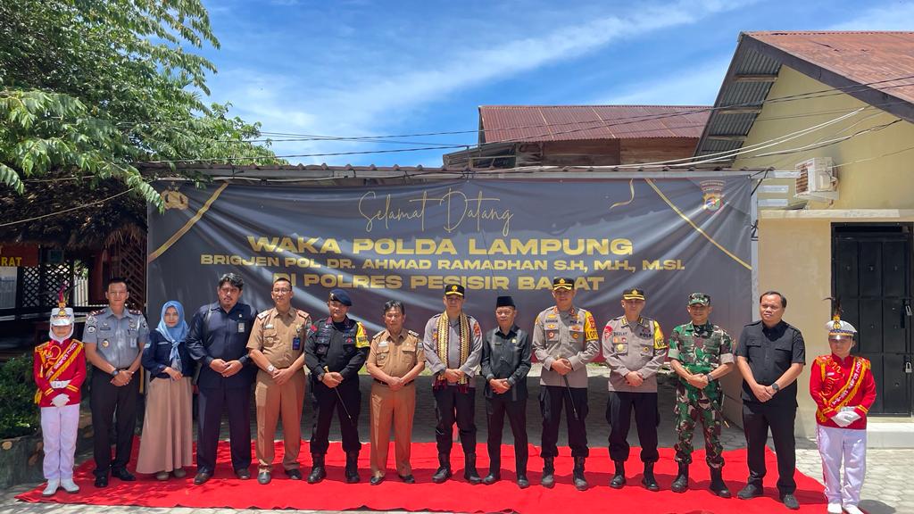 Dansat Brimob Dampingi Wakapolda Lampung Kunker di Pesisir Barat