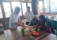 Usai Monitoring PSU Pilkada Tahun 2024 Kabupaten Serang, Wagub Banten A Dimyati Natakusumah Ajak Makan Buruh Cuci Pakaian