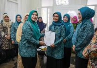 Peringati Hari Kartini ke-146, TP PKK Provinsi Banten Serahkan Penghargaan Perempuan Inspiratif Provinsi Banten 2025