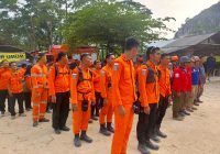 Tim SAR gabungan melaksanakan briefing dan evaluasi operasi pencarian korban longsor tambang galian C Gunung Kuda