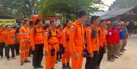 Tim SAR gabungan melaksanakan briefing dan evaluasi operasi pencarian korban longsor tambang galian C Gunung Kuda