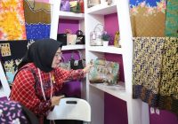 Tinjau Stand Banten pada Pameran HUT ke-45 Dekranas, Ketua Umum Dekranasda Provinsi Banten Tinawati Andra Soni : Produk Banten Memiliki Daya Saing