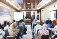 Dinsos Kota Tangerang Serahkan Bantuan Logistik ke Kampung Siaga Bencana