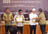 Gubernur Andra Soni dan Wagub Dimyati Terima Anugerah Tokoh Peduli Penyiaran